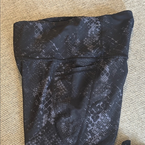 Old Navy Black Snake Print Leggings - Picture 2 of 3